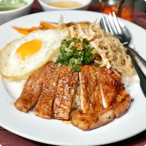 Cơm sườn bì trứng